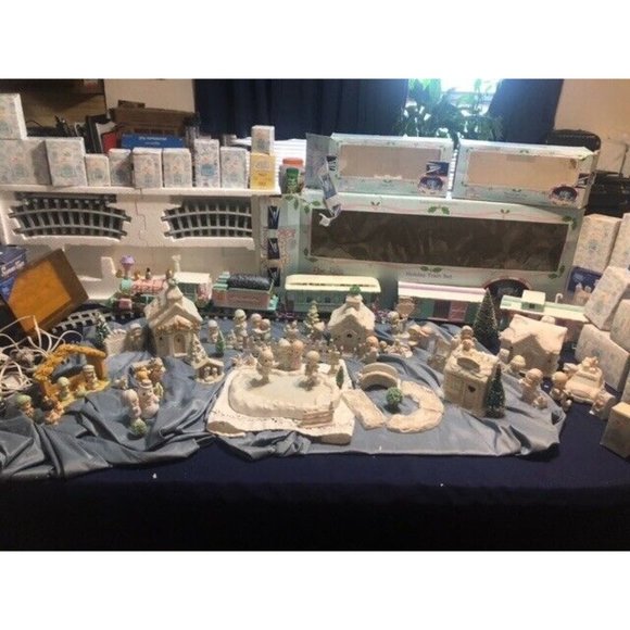 WHOLE SET Precious Moments Sugar Town Christmas Village - Picture 2 of 13